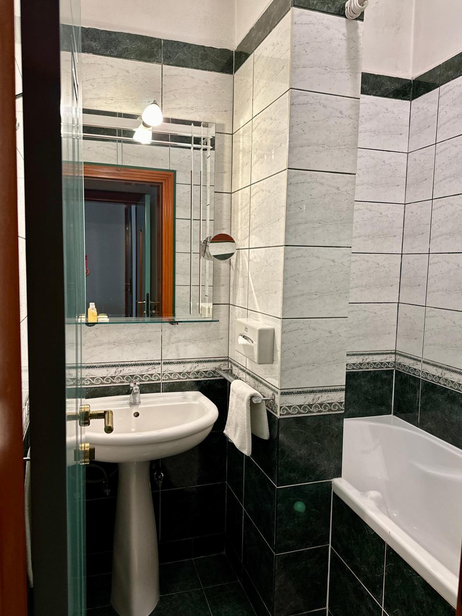 Central 25 Подгориця Екстер'єр фото